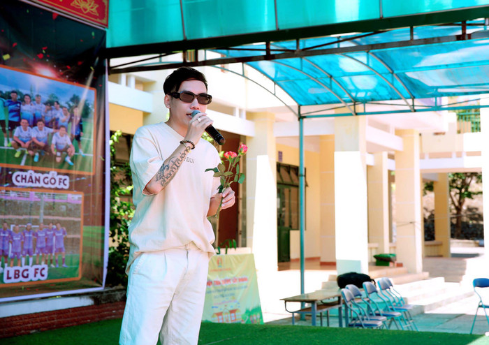 Cuộc Sống Ngoài Sân Khấu